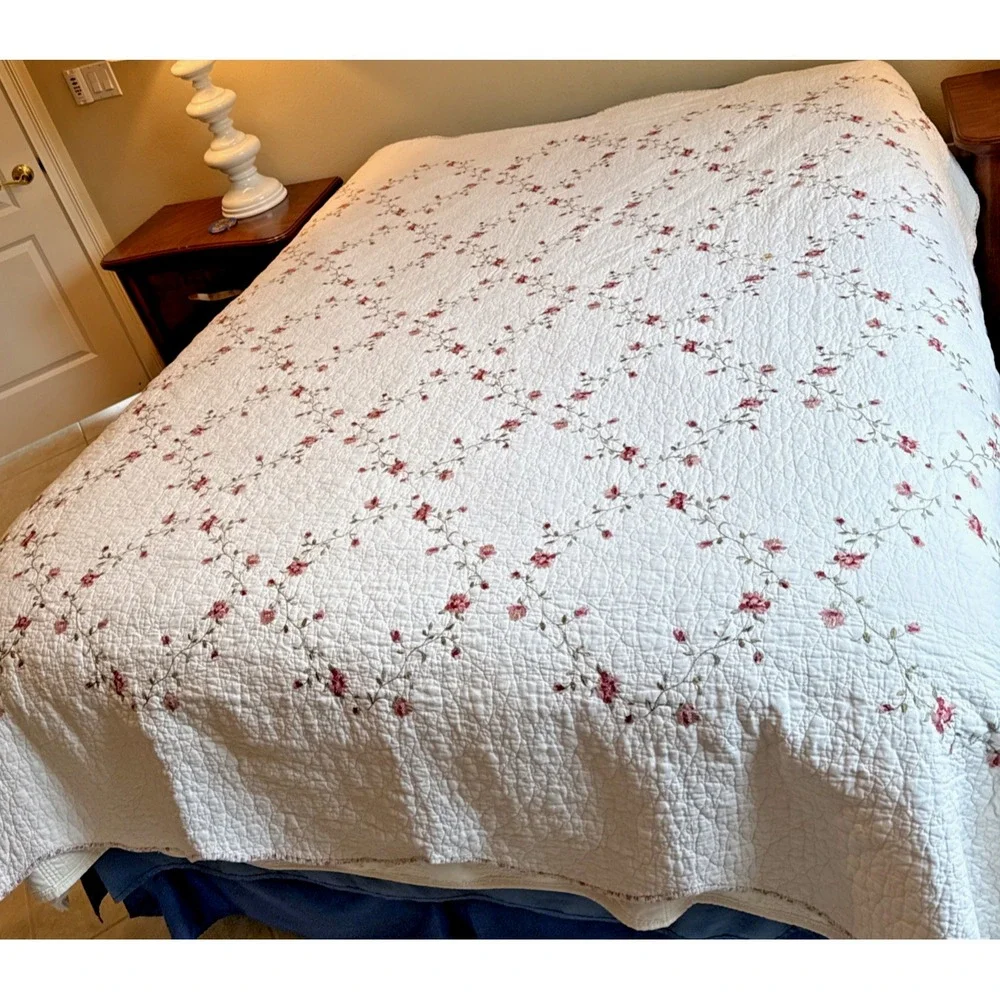 Better Homes & Gardens Hannalore Quilt Full/Queen 90x92 White Roses Cottage